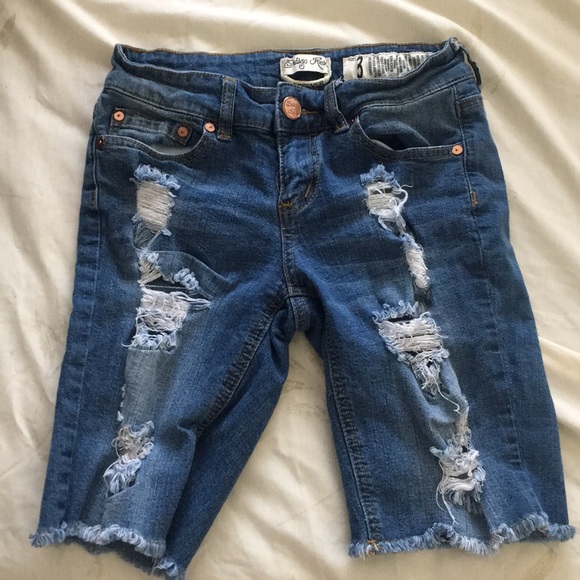 Distressed Jean- Burmuda Shorts - Picture 1 of 7
